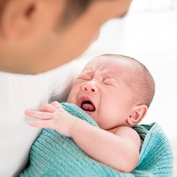 10 consejos para calmar a un bebé con cólicos
